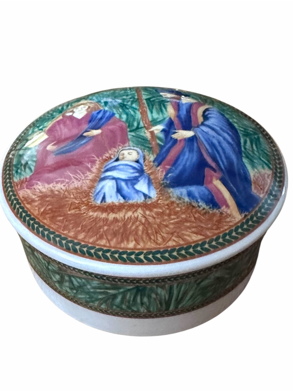 Mikasa "Navidad" pattern porcelain round trinket box (Model HK506 / 683).holiday